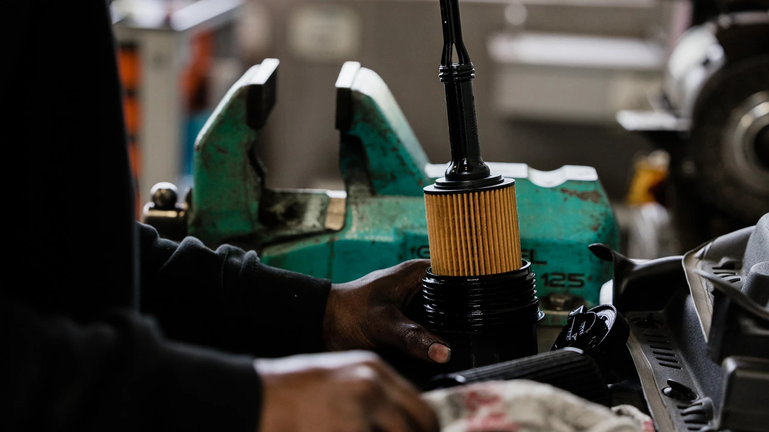 Apprenti préparant ses outils de garage.